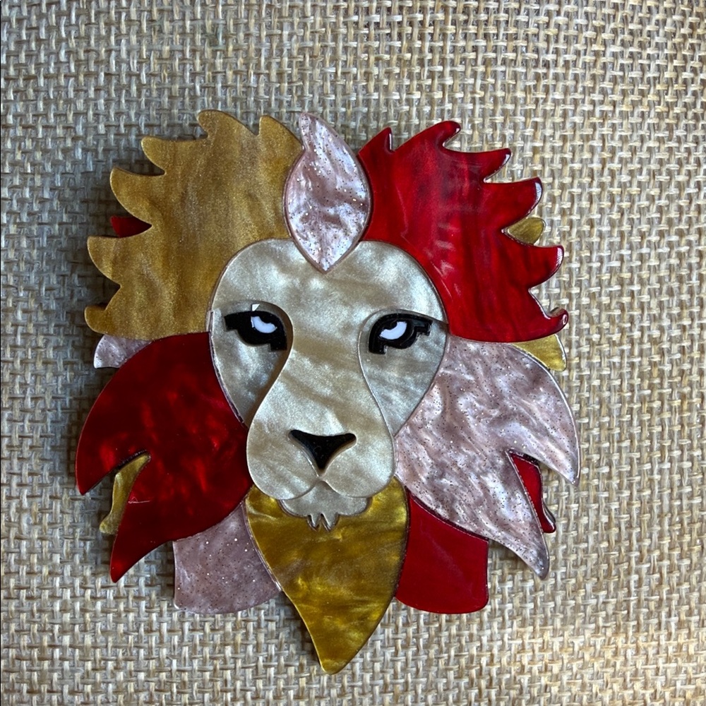 King of The Jungle Lion Head Resin And Acrylic Brooch - Picture 2 of 4